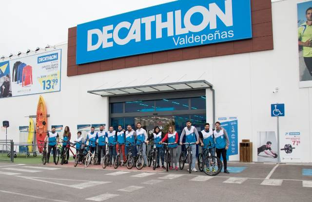 Doncella Mediante Decorar Decathlon Valdepeñas, pionero a nivel nacional en poner en marcha un  proyecto de movilidad sostenible para reducir las emisiones de CO2
