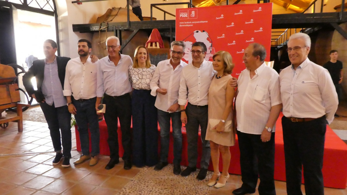Foto de familia del acto 130 aniversario del PSOE de Valdepeu00f1as