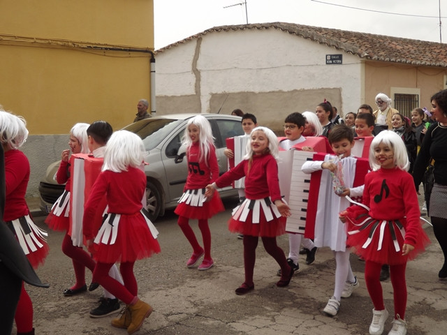 desinfectante Anciano Tumba La música se apodera del desfile de Carnaval del colegio Virgen de la Cabeza