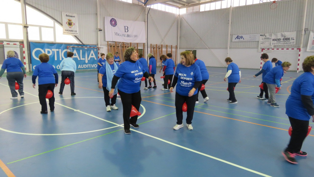 Jornada multideporte Muu00e9vete con las personas mayores (8)