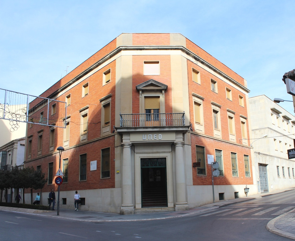 Fachada UNED 1