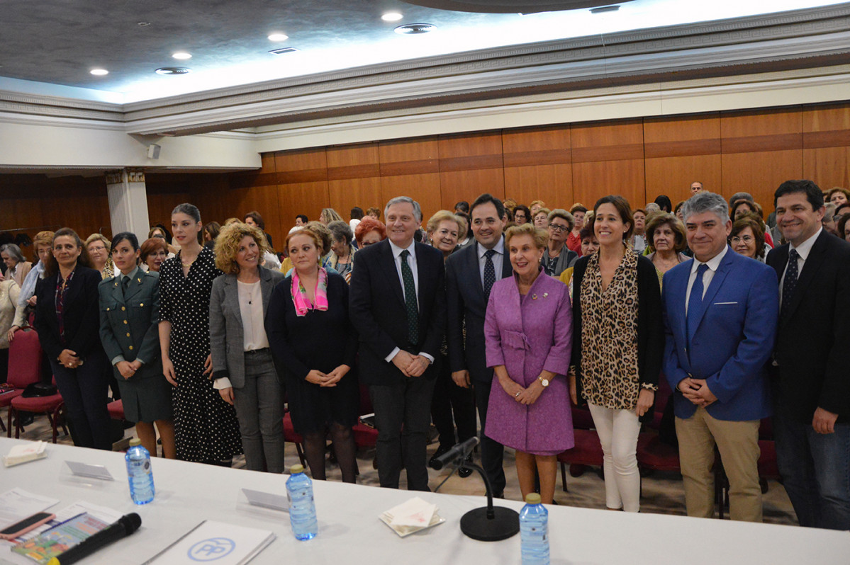 Autoridades en acto de AFAMMER 7 de marzo