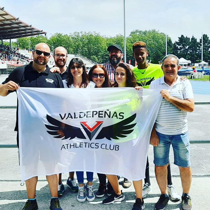 Atletas. Entrenadores y familia en Gijon
