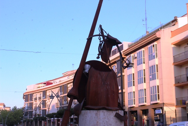 ESCULTURA LILLO GALIANI ARMAS DE DON QUIJOTE 2