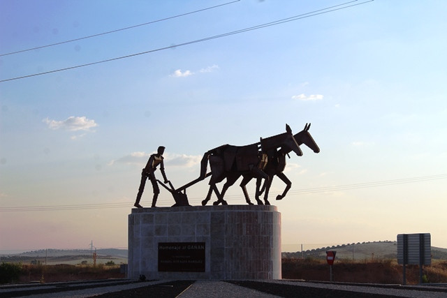 ESCULTURA LILLO GALIANI HOMENAJE GAu00d1AN