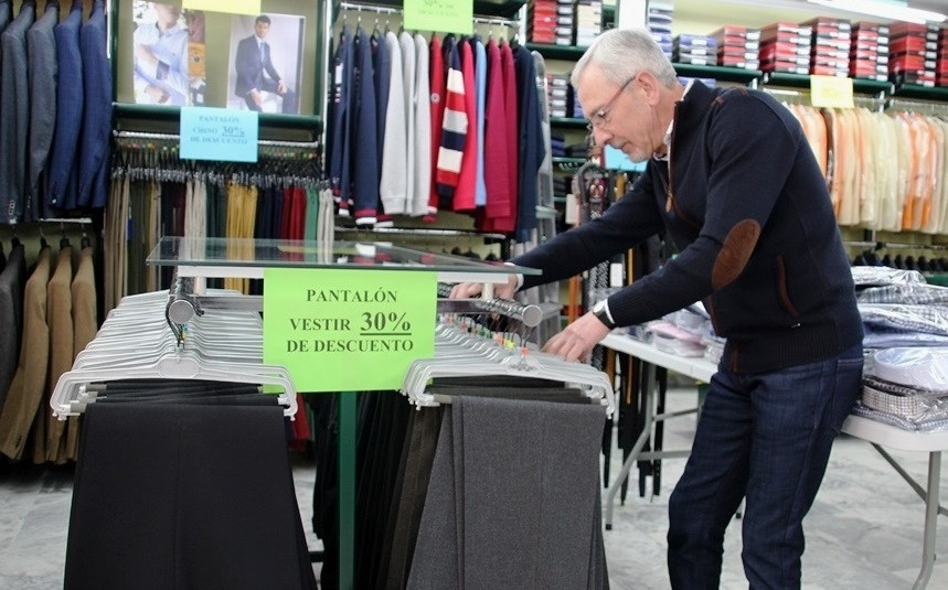 Ramu00f3n Prieto tiene cerrada su veterana tienda de ropa