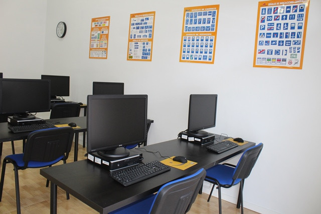 AUTOESCUELA CUM LAUDE 4