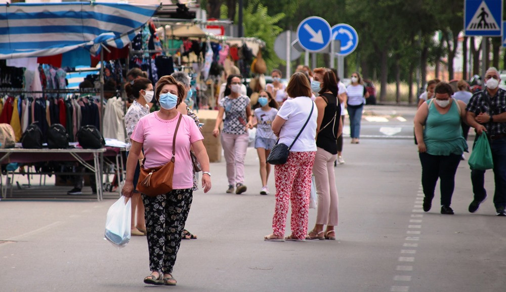 Gente con mascarilla en el mercadillo de La Solana