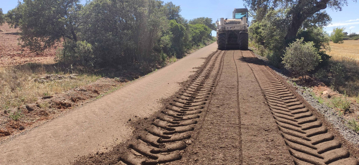 Una mu00e1quina trabaja en las labores de arreglo de un camino