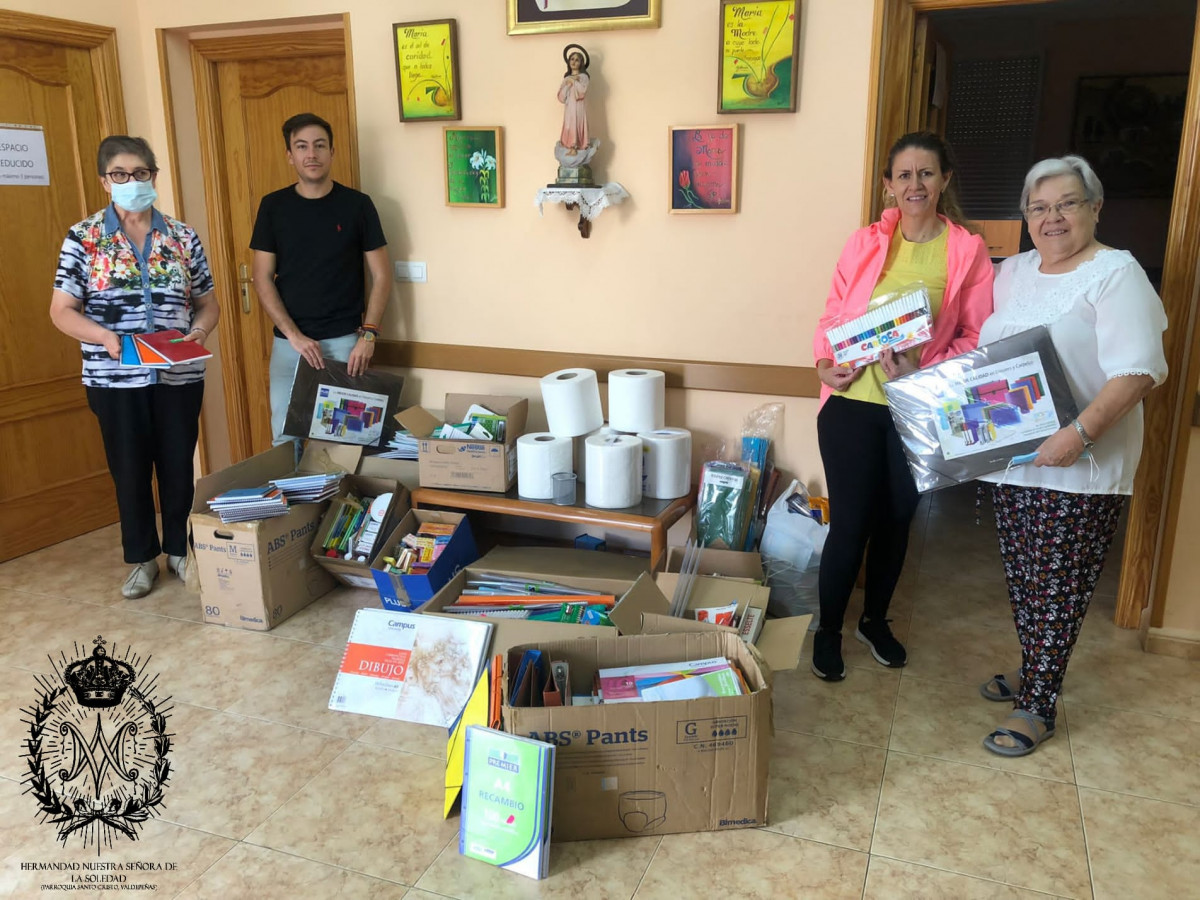 041021 va hermandad soledad entrega material escolar 1