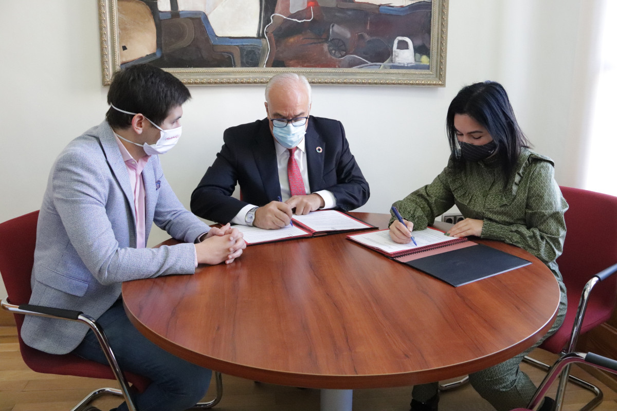 Firma convenios Ayuntamiento IES 'Azuer' y 'Sotomayor' (2)