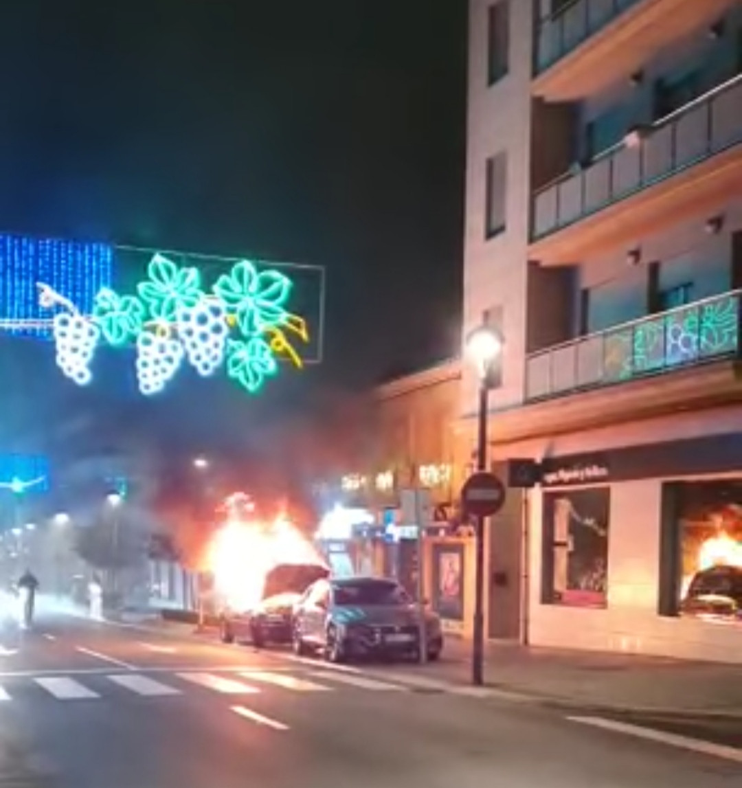 141221 va coche ardiendo