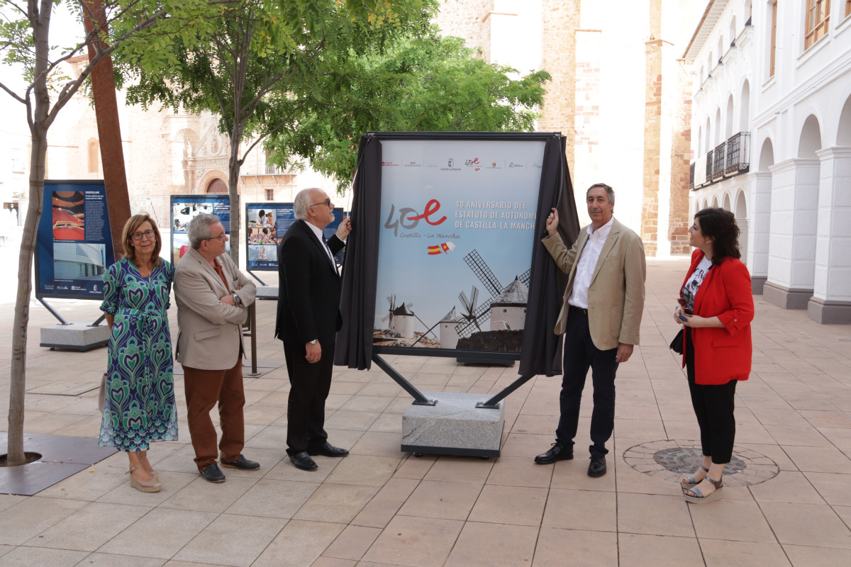 Inauguaciu00f3n de la exposiciu00f3n '40 au00f1os del Estatuto de Autonomu00eda de Castilla La Mancha' (1)