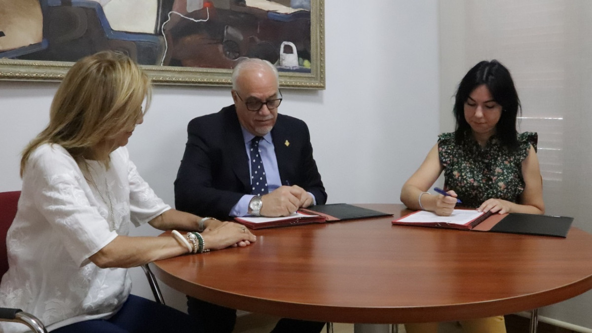 Firma del convenio de colaboraciu00f3n entre el Ayuntamiento de Manzanares y el IES Azuer (Aula ATECA)