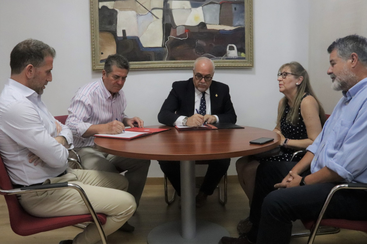 Firma del convenio de colaboraciu00f3n entre Ayuntamiento y AECC 2022 (2)