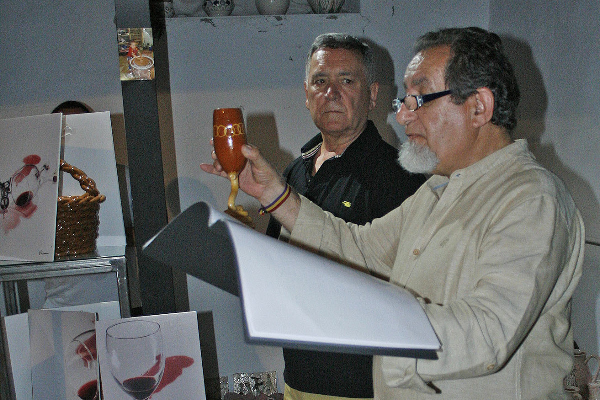 Juan Josu00e9 Guardia Polaino brindando en la exposiciu00f3n de Vhserranoa en el Centro Alfarero La Estaciu00f3n de Argamasilla de Calatrava