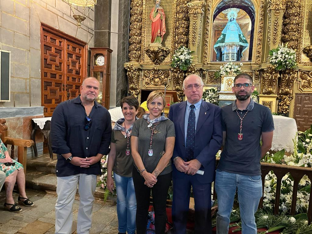 Francisco Pu00e9rez Alonso y Fausto Maru00edn, acompau00f1ados por varios miembros del equipo de Gobierno de Santa Cruz de Mudela