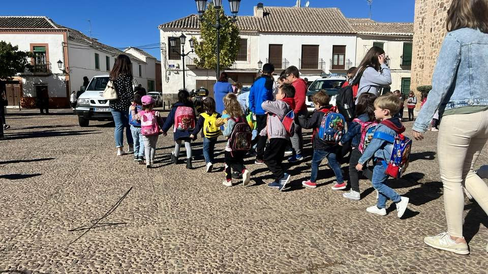 Escolares llegando a la plaza