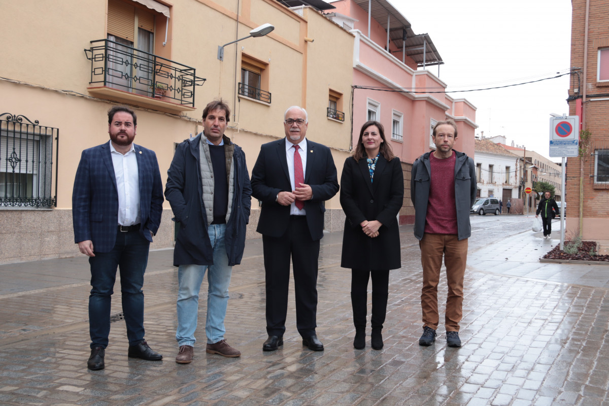 Visita de Juliu00e1n Nieva al final de las obras del entorno de la plaza del Gran Teatro (9)