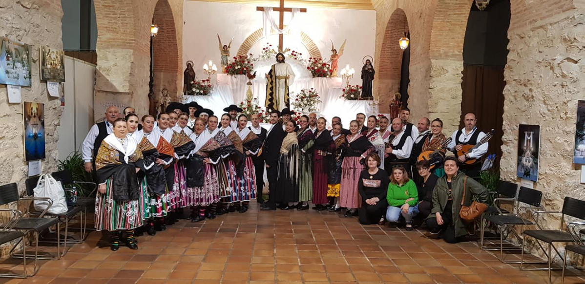 Fermento en una de sus cruces de mayo