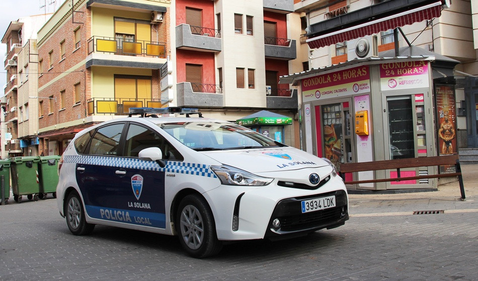   Coche patrulla en la plazuela