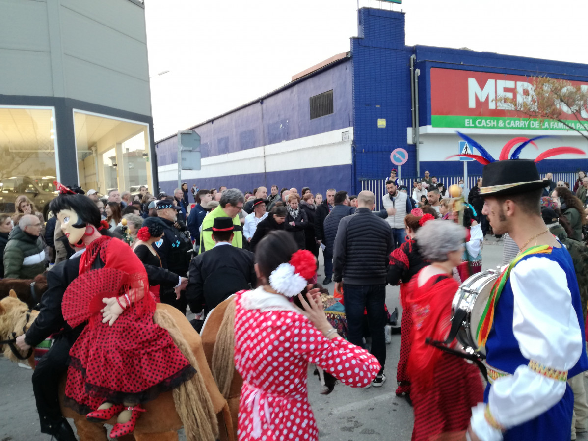 210223 desfile carrozas y comparsas e infarto hombre77