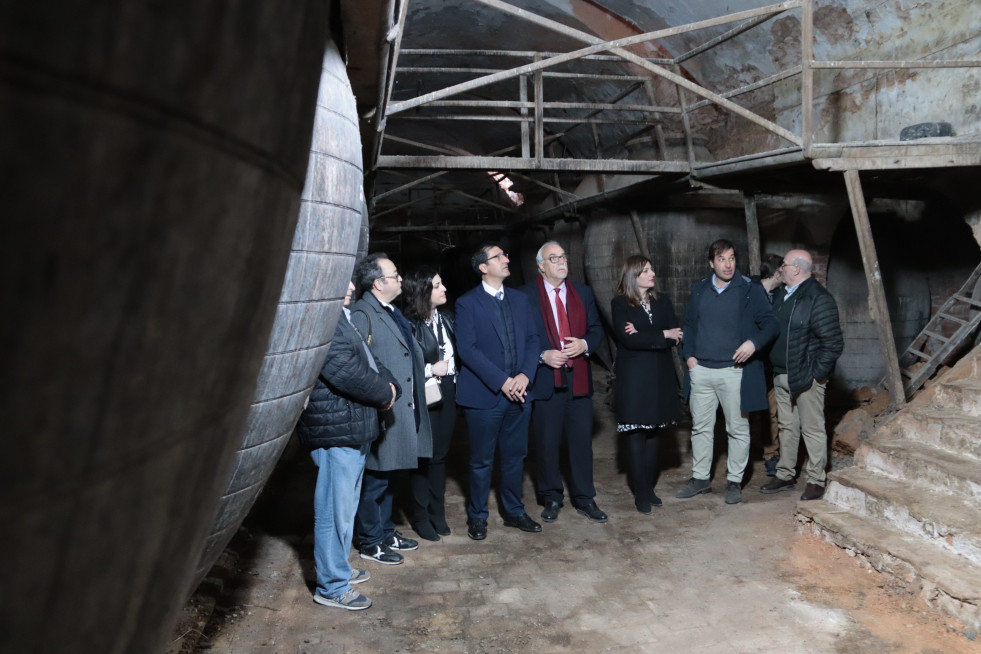 Julián Nieva y José Manuel Caballero visitan el futuro espacio que Manzanares dedicará al vino (4)