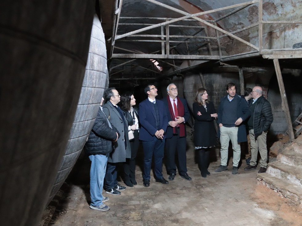 Julián Nieva y José Manuel Caballero visitan el futuro espacio que Manzanares dedicará al vino (4)