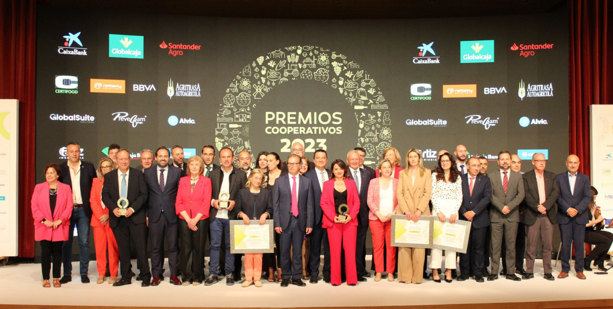 Foto de familia premiados y autoridades ok