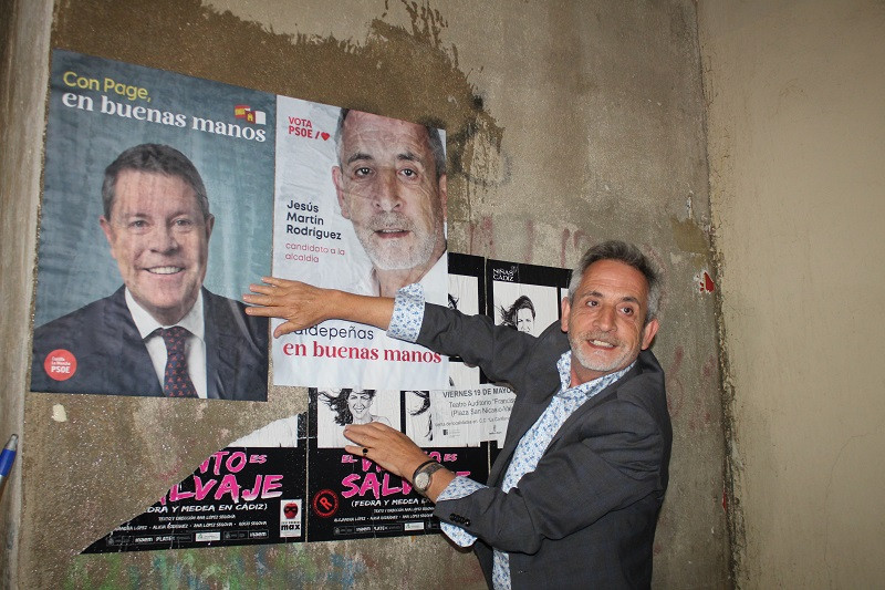 110523 VA PEGADA CARTELES 1