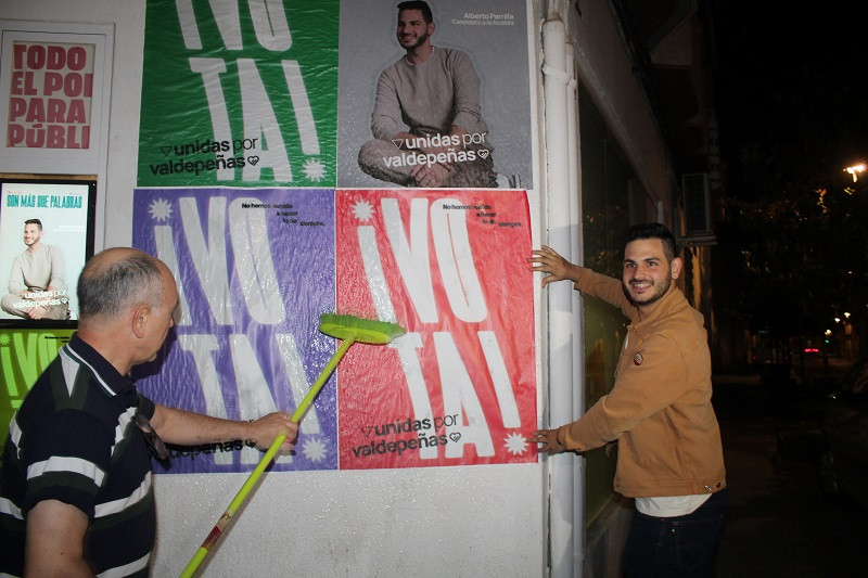 110523 VA PEGADA CARTELES 4