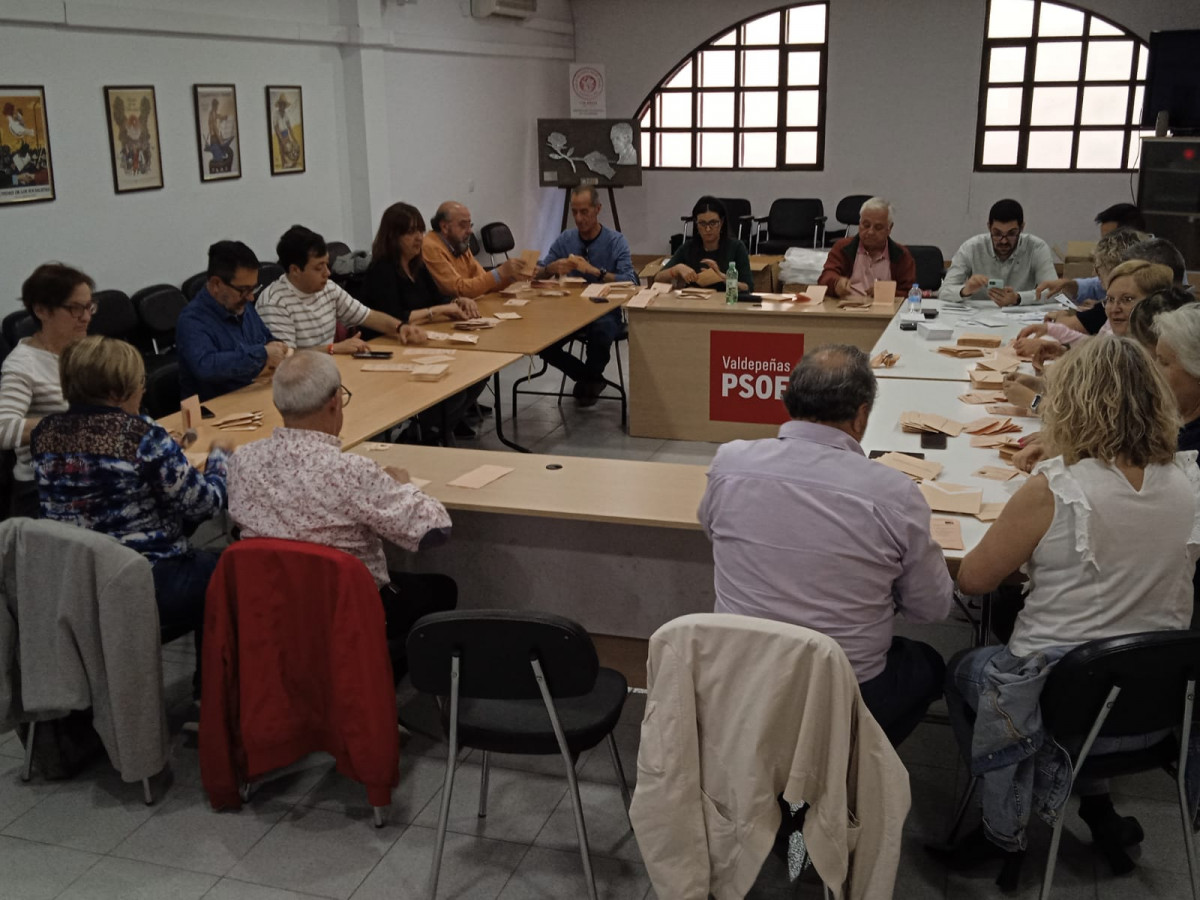 Un momento de la campau00f1a electoral en la sede del PSOE de Valdepeu00f1as (21.05