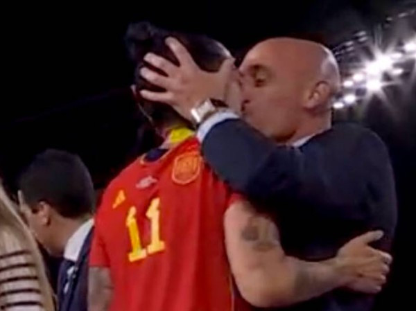 Luis rubiales besa a jennifer hermoso.
