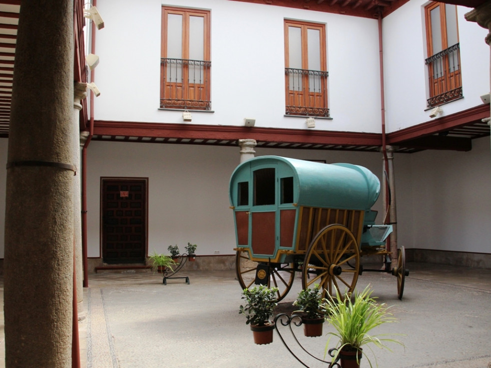 La tartana en la que viajó Federico Romero, en el centro del renovado patio del Palacio Don Diego