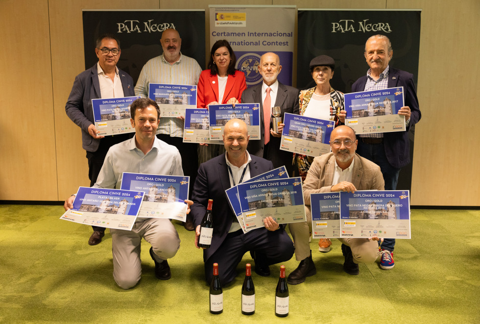 Foto entrega trofeo Gran Cinve familia Garciìa Carrioìn