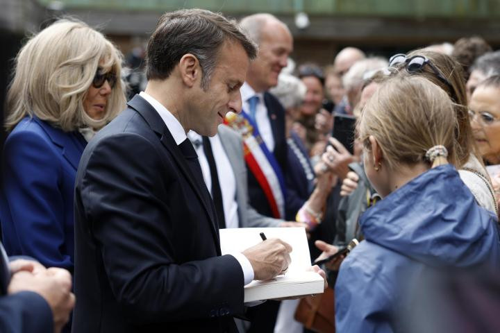 El presidente frances emmanuel macron este domingo en francia