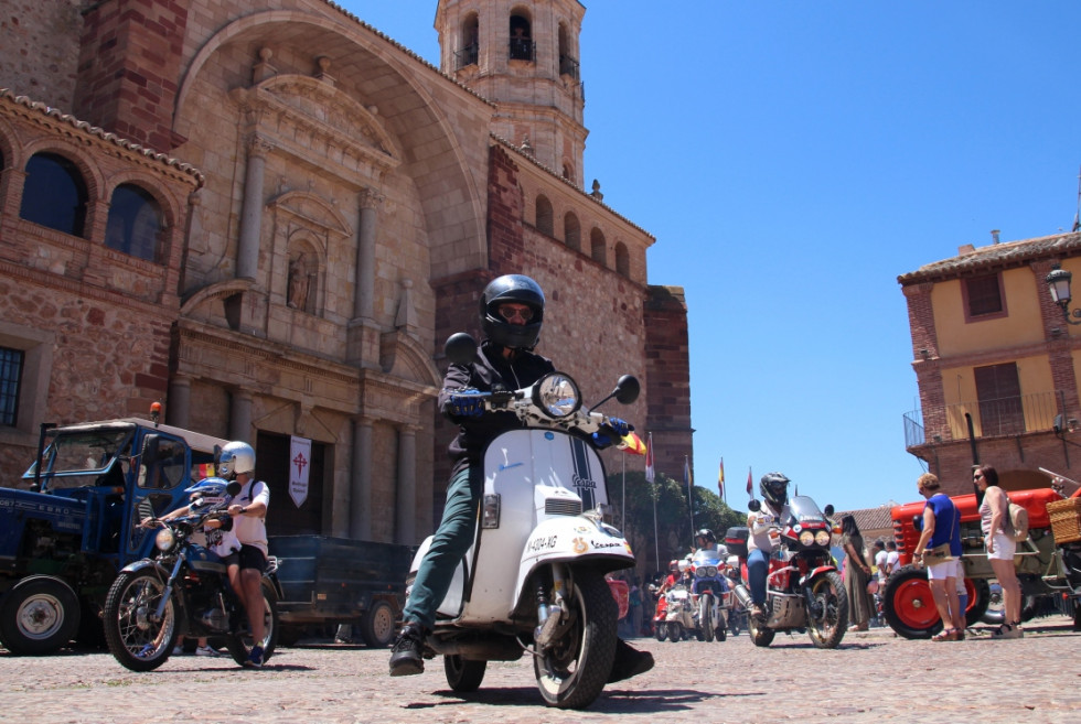 Motos clásicas a su llegada a la Plaza Mayor