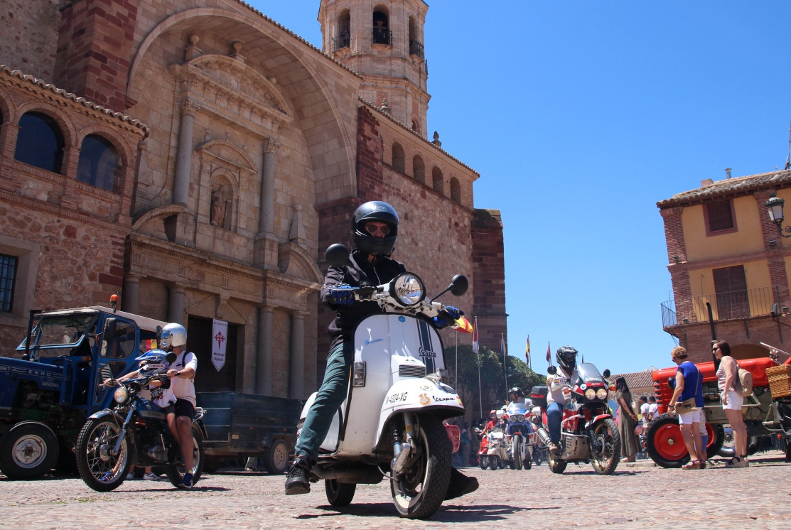  Motos clu00e1sicas a su llegada a la Plaza Mayor