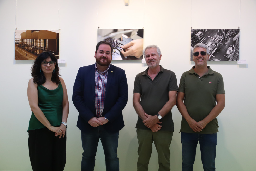 Exposición del III concurso de fotografía industrial de Aempoman en la biblioteca 1