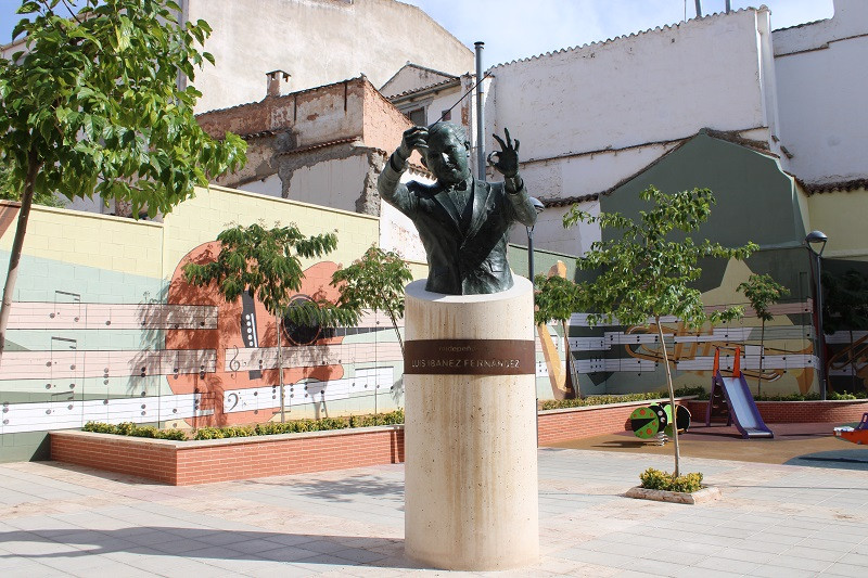 290824 VA ESCULTURA MAESTRO IBAu00d1EZ 1