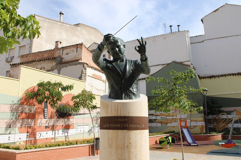 290824 VA ESCULTURA MAESTRO IBAÑEZ 2