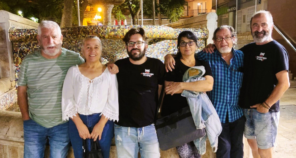 Juan Camacho, autor de la obra 'De mi cuando yo muera' en un paseo por Valdepeñas, junto a amigos, actores y director de la obra