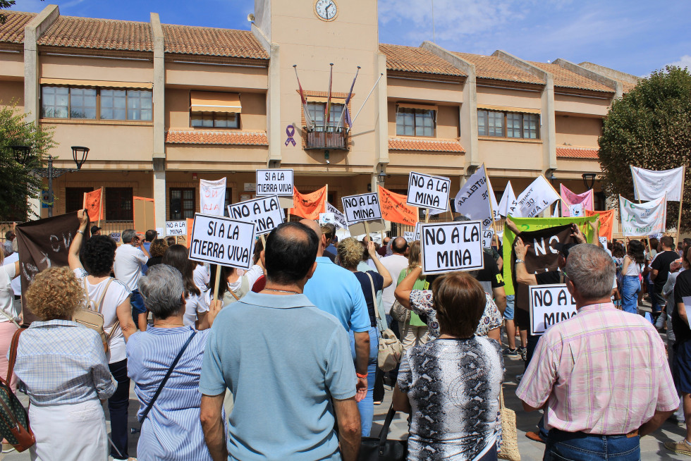 Concentración contra la minería de tierras raras en Santa Cruz de Mudela (21.9.2024)