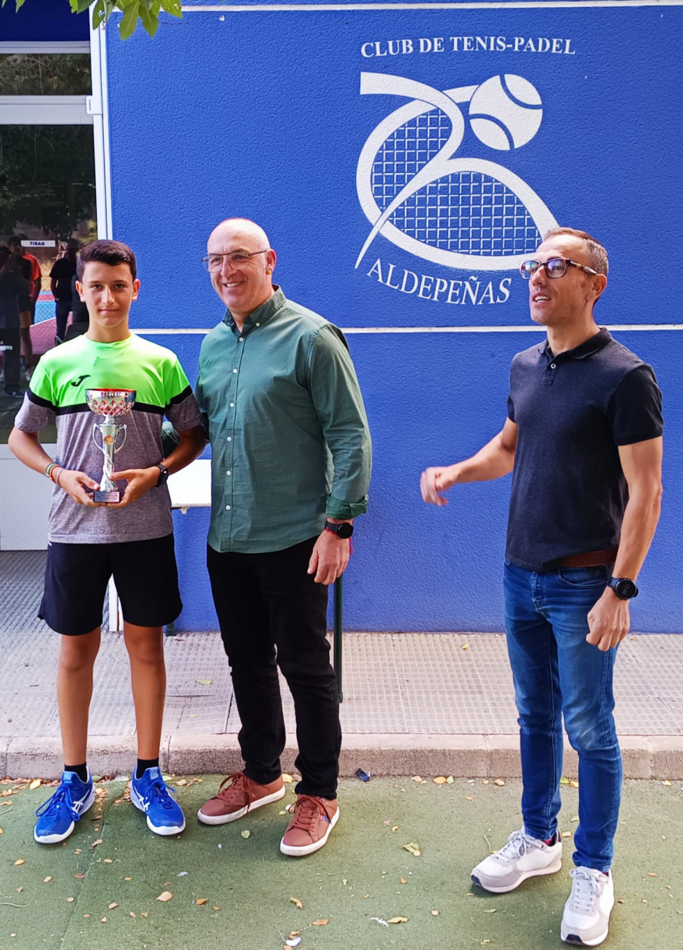 Sergio con su trofeo