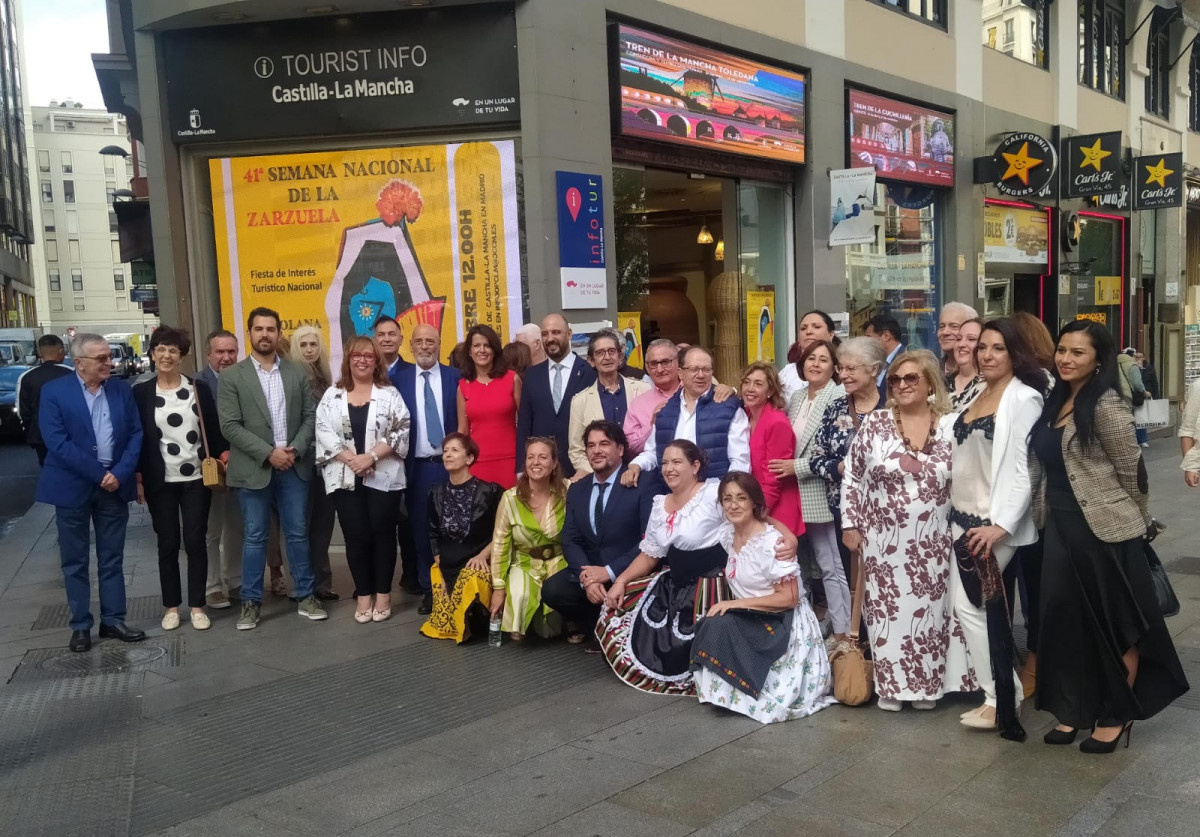 Foto de familia  presentaciu00f3n 41u00aaSemana Zarzuela Madrid