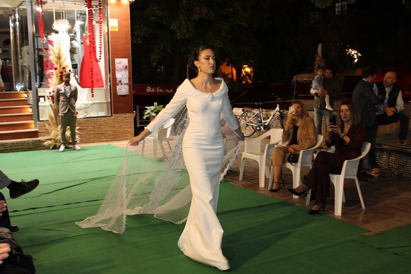 121024 VA DESFILE ROSAE 26