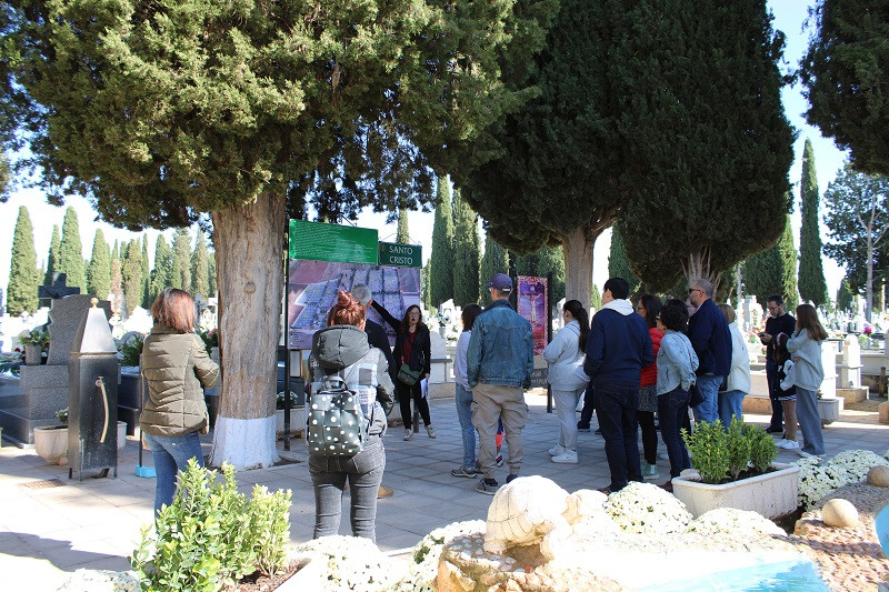 021124 VA VISITA CEMENTERIO 4