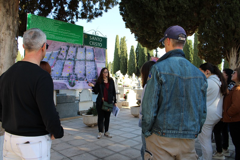 021124 VA VISITA CEMENTERIO 3