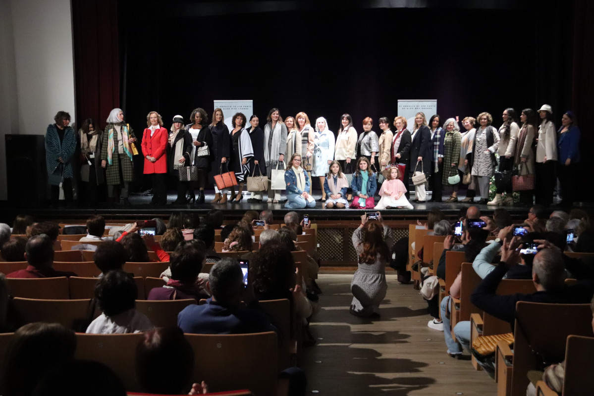 5u00ba desfile solidario en favor de AECC Manzanares (1)