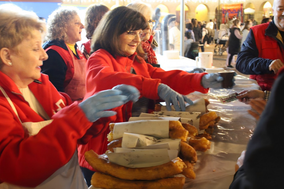  Cruz Roja vendiendo chocolate con churros solidarios